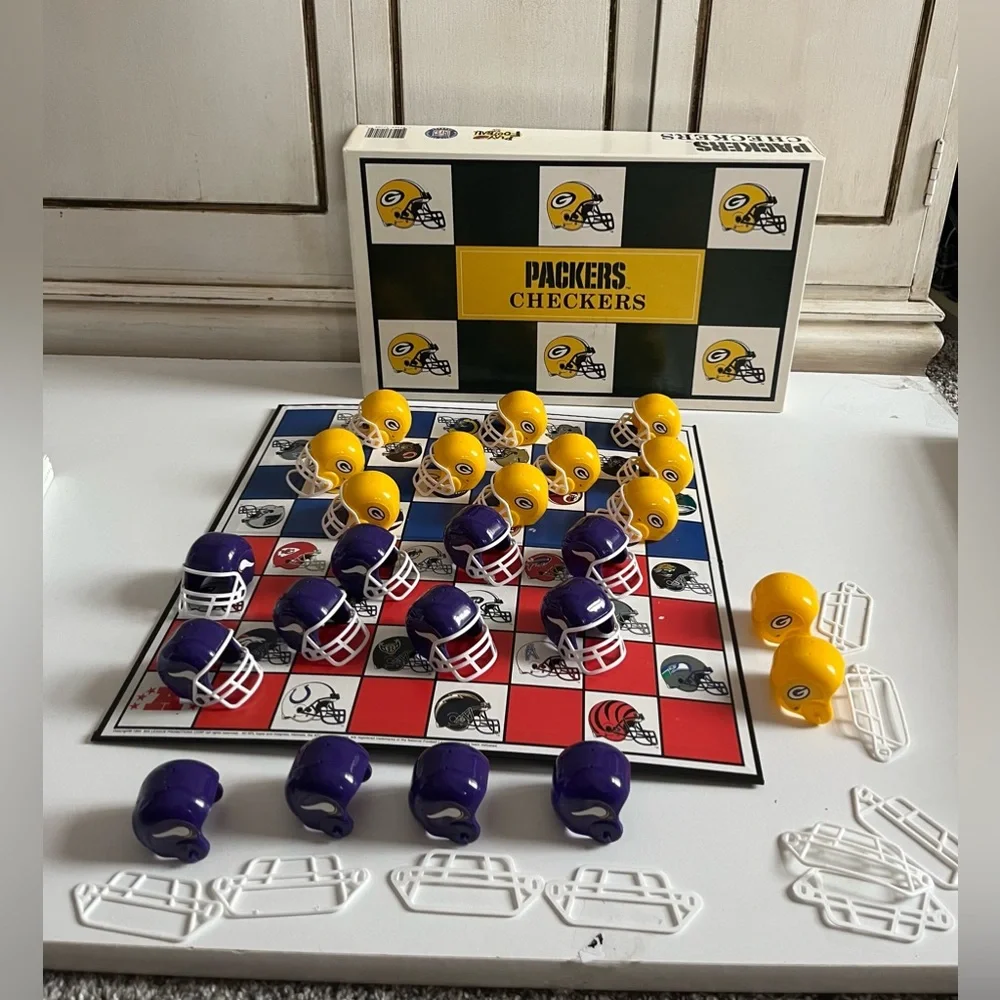 Vintage 1993 NFL GREEN BAY PACKERS vs VIKINGS NFL Helmet Checkers Board Game